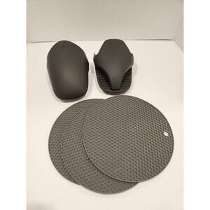 Pampered Chef Silicone Gray Oven Mit Set & Silicone Trivets0